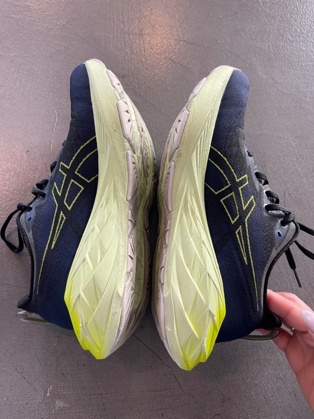 ASICS Black with Neon Yellow Running Shoes Novablast 4 Mens 7 EUR 40 - Picture 3 of 8
